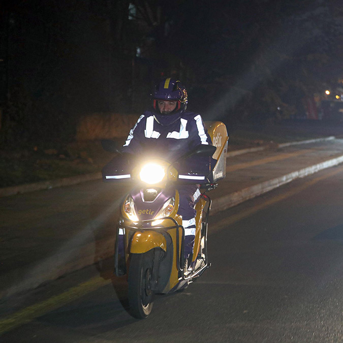 Bakan Varank motosiklet ile dağıtıma çıktı