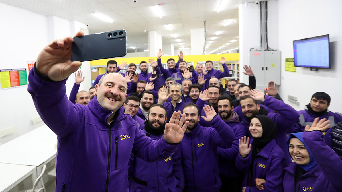 Sanayi ve Teknoloji Bakanı Mustafa Varank, yeni yıla Ankara'da zorlu koşullarda çalışan motokuryelerle birlikte girdi. Kaskını takıp kurye kıyafetini giyen Bakan Varank motosiklet ile dağıtıma çıktı.