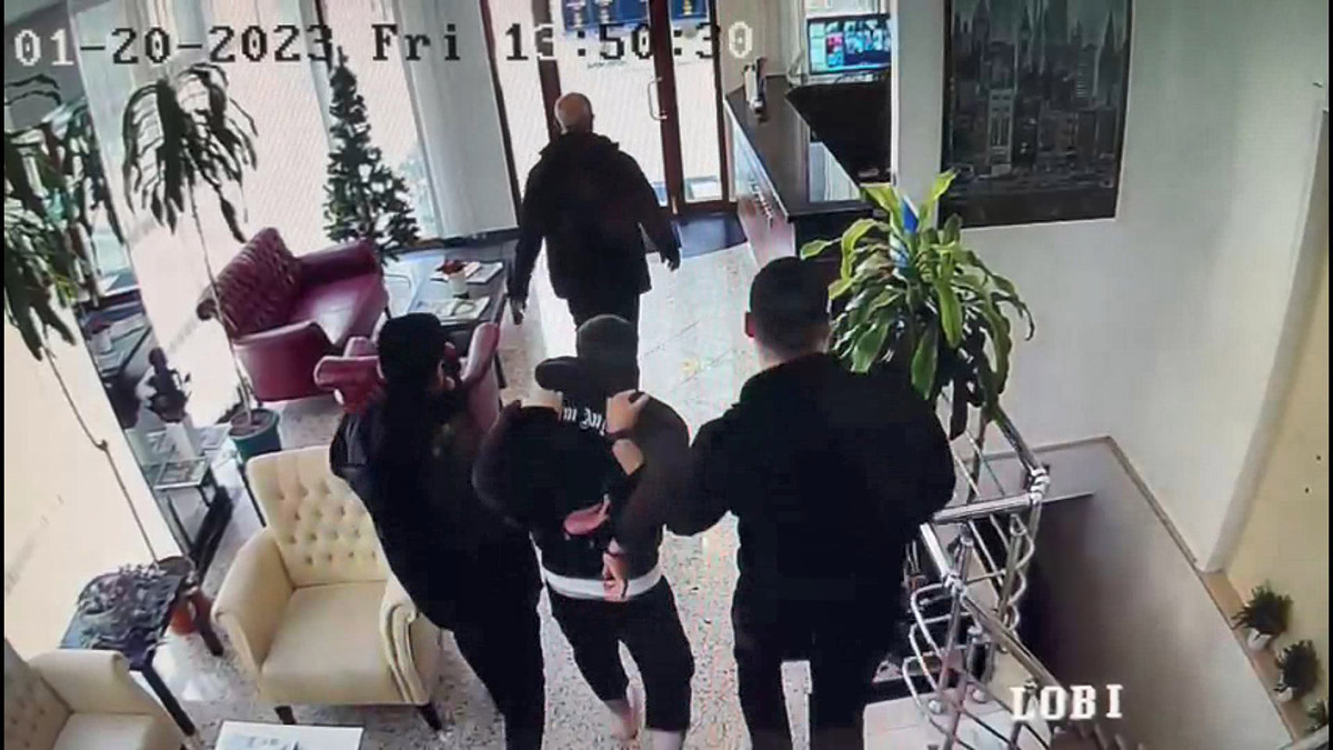 Bakırköy'de çocukluk arkadaşını boğazını keserek öldüren şüpheli Sedat G. ifadesinde; "Bana küfretti, aramızda tartışma çıktı" dedi.