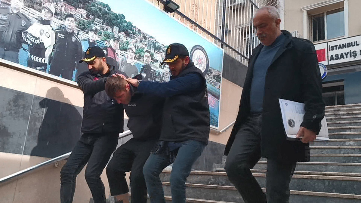 Çocukluk arkadaşını boğazını keserek öldürdü