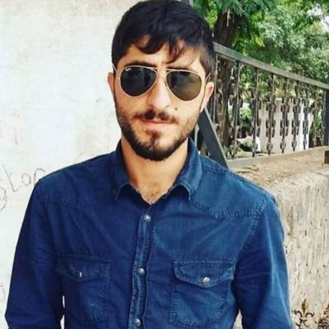 Çocukluk arkadaşını boğazını keserek öldürdü