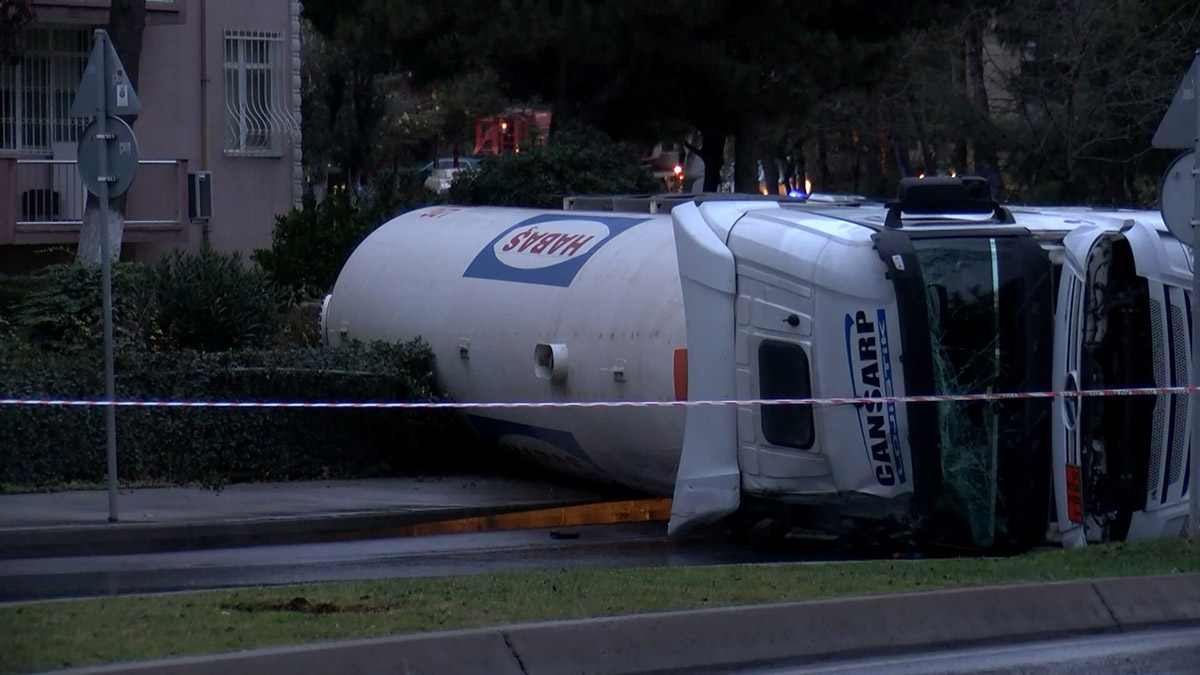 Devrilen yakıt dolu tanker kaldırıldı