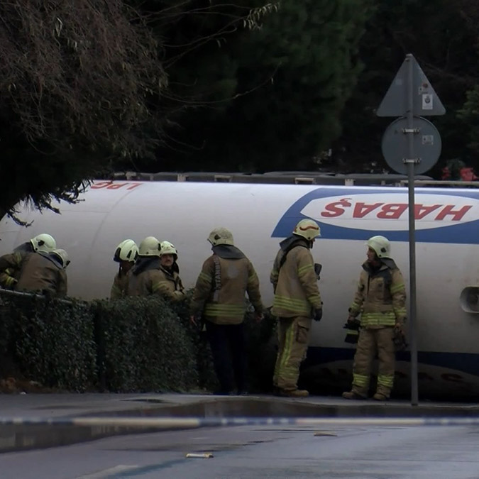 Devrilen yakıt tankeri kaldırıldı