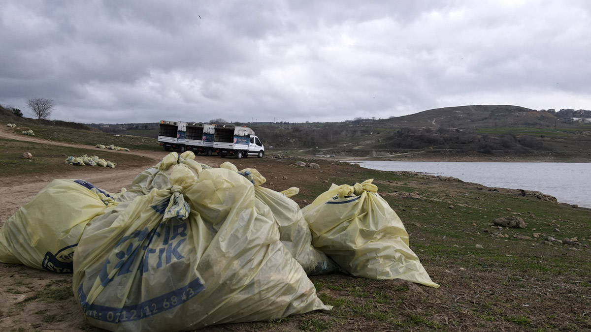 İstanbul'da barajlarda suların azalmasıyla atıklar ortaya çıktı, atıkların toplanması için kapsamlı temizlik çalışması başlatıldı.