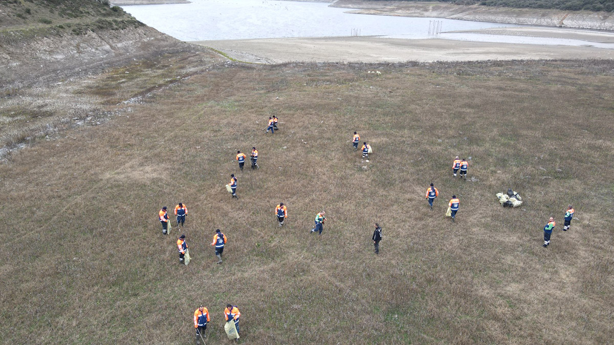 Barajlarda suların azalmasıyla atıklar ortaya çıktı
