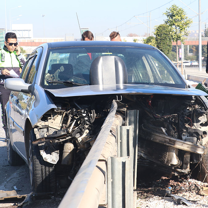 Bariyer motor kısmından girip sürücü kapısından çıktı