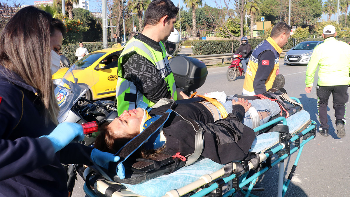 Antalya'da, Cansu Şahin'in (26) otomobiliyle çarptığı bariyer motor kısmından girip sürücü kapısından çıktı. Kazada yaralanan Şahin, sıkıştığı araçtan ekipler tarafından yarım saatte çıkarıldı.