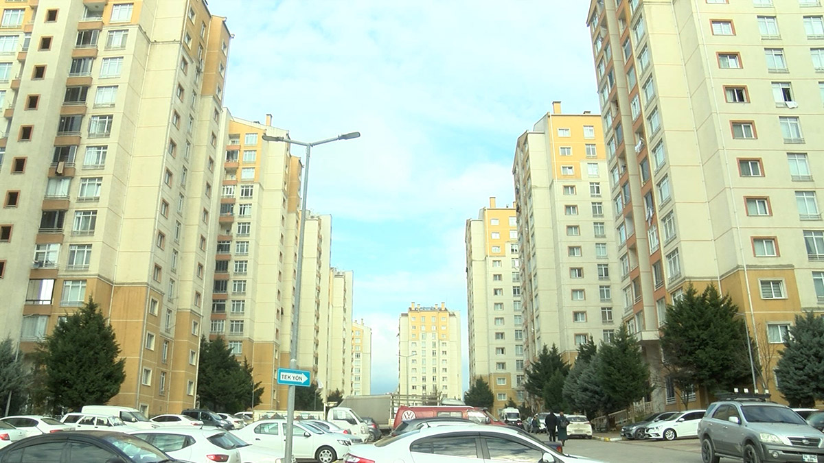 Başakşehir'de site sakinleri, yönetimin aidatlara yaptığı yüzde 85 oranındaki zamma eylem yaparak tepki gösterdi.