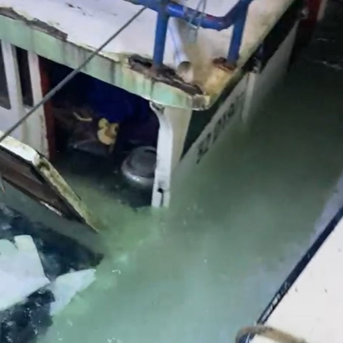 Batma tehlikesi geçiren teknedeki balıkçılar kurtarıldı