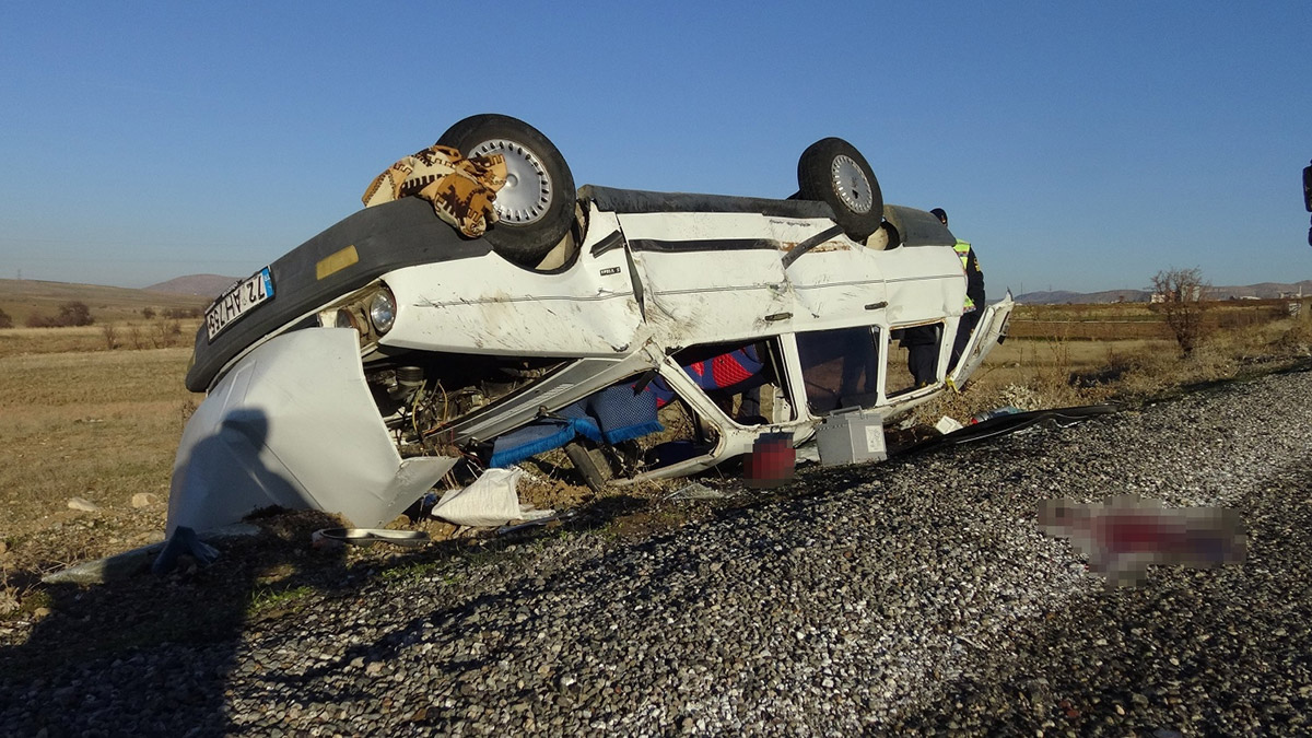Takla atıp ters dönen otomobilde 4 kişi yaralandı