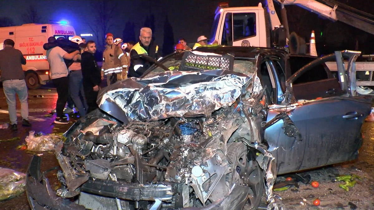 Bayrampaşa TEM Bağlantı Yolu'nda kaza; 6 yaralı