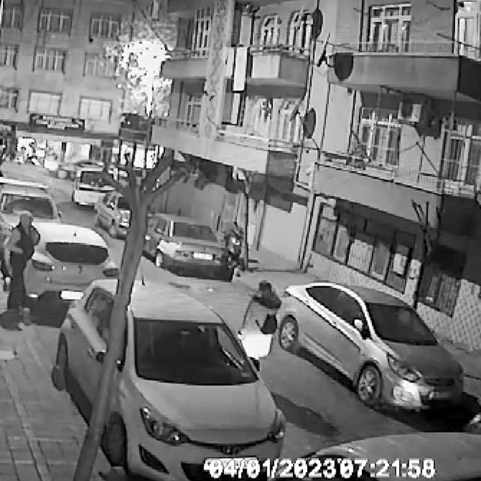 Bayrampaşa'da yaşayan Yasemin Aksoy, bir yıl önce boşandığı ve uzaklaştırma kararı aldırdığı eski eşi Yusuf Çavdar'ın kimyasal maddeli saldırısına uğradı.