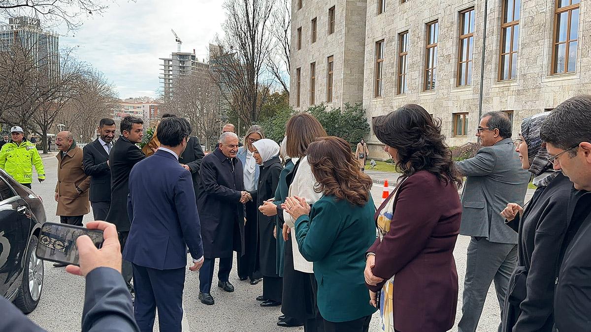 Binali Yıldırım trafik kazasının ardından ilk kez TBMM'de