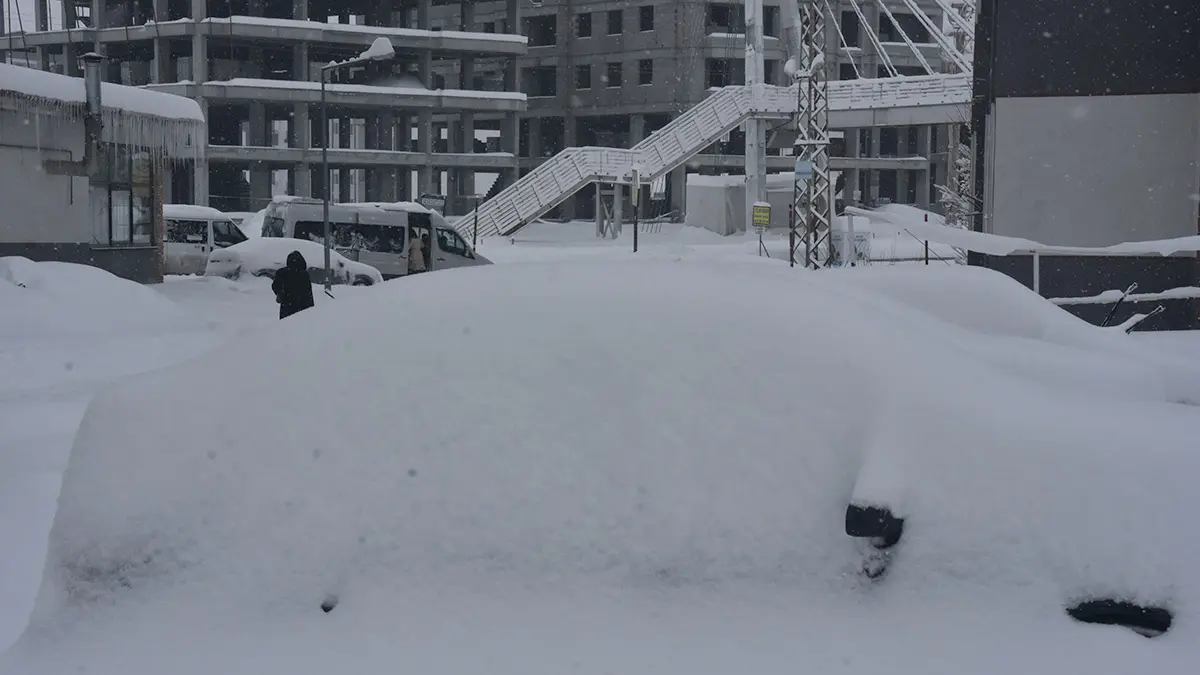 Bitlis'te kar yağışı; araçlar kar altında kaldı