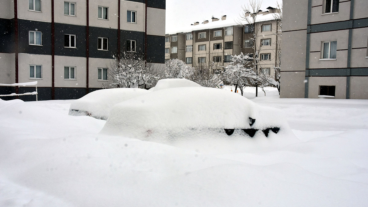Bitlis'te kar yağışı; Araçlar kar altında kaldı
