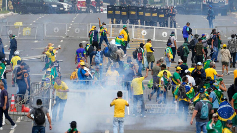Jair Bolsonaro’nun destekçileri Başkanlık Sarayı’nı bastı