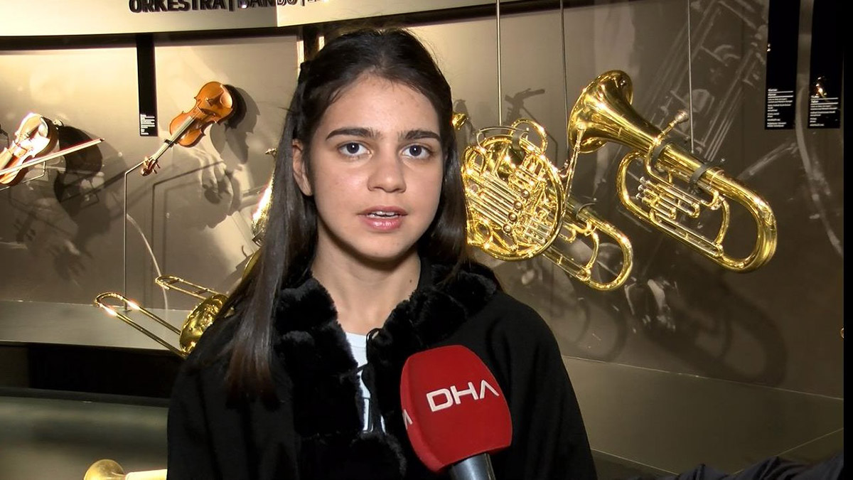 Bursa'da oturan ve geleceğin virtüözleri arasında gösterilen ödüllü genç sanatçı Arya Su Gülenç (13) ile İstanbul'da oturan ödüllü kemanist Naz İrem Türkmen (16), ortak bir projeye imza atıp, Bursa'daki bir okula müzik sınıfı yaptırmak için harekete geçti.