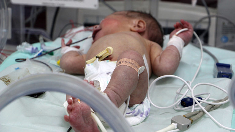 Burdur’da sokağa terk edilen bebek korumaya alındı
