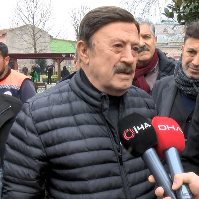 Fatih Camii'nde düzenlenen cenaze törenin ardından Türk Halk Müziği Sanatçısı Burhan Çaçan son yolculuğuna uğurlandı.