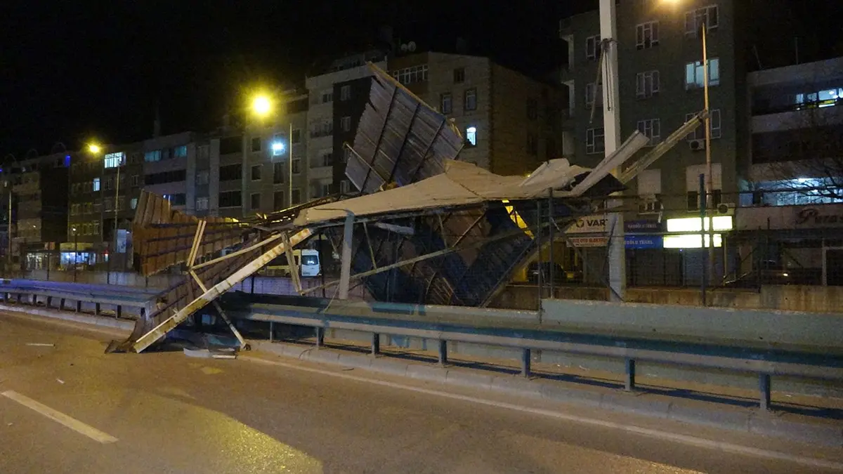 Bursa'da lodos; binanın çatısını yerinden koptu