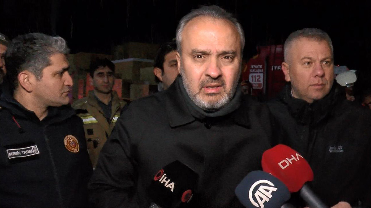 Bursa'da tekstil fabrikasında yangın çıktı. Yangına itfaiye ekiplerince müdahale ediliyor.