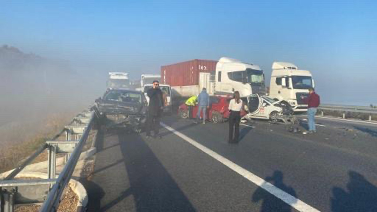 Sis nedeniyle zincirleme kaza; 8 yaralı