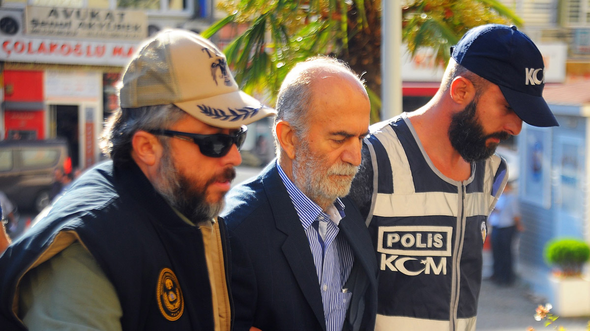 Bursa'daki FETÖ davasında, istinaf mahkemesince haklarında verilen bazı hükümler Yargıtay tarafından bozulan eski Vali Şahabettin Harput'un da aralarında olduğu 2'si firari, 37 sanığın, Bursa Bölge Adliye Mahkemesi’nde yeniden yargılandığı dava, karara bağlandı.