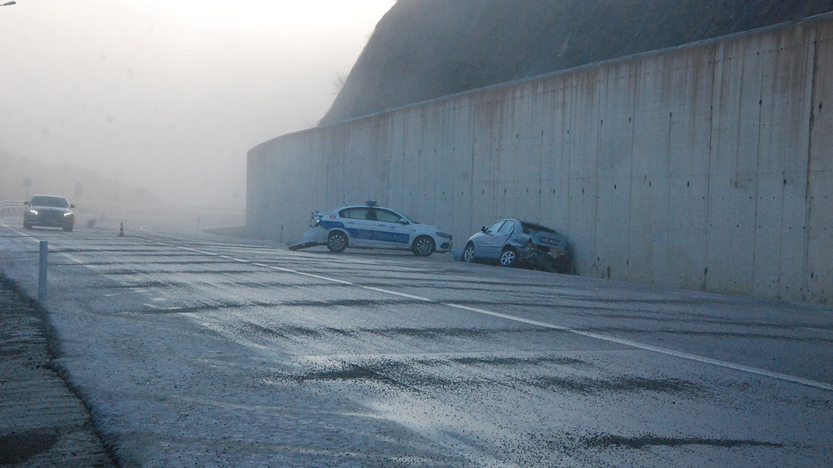 Bartın'da buzlanan yolda kayan otomobil ekip aracına çarptı