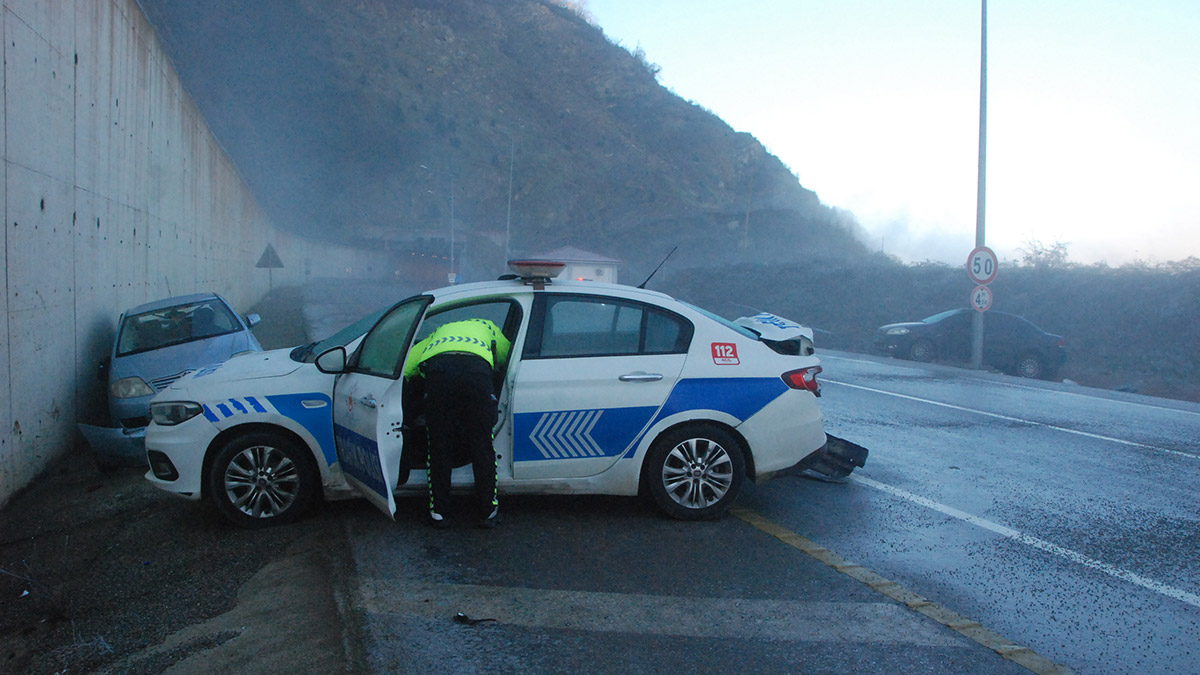 Bartın'da buzlanan yolda kayan otomobil ekip aracına çarptı