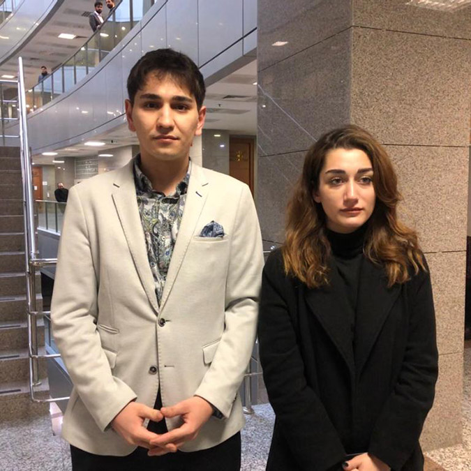 Eski sevgilisi şarkıcı Çağatay Akman tarafından geçen yıl tartışma sırasında arkadaşıyla birlikte darbedildiğini iddia eden Öykü Uslu mahkemede şikayetinden vazgeçti. Mahkeme, dinlenmeyen tanıklar için zorla getirilme kararı vererek duruşmayı erteledi.