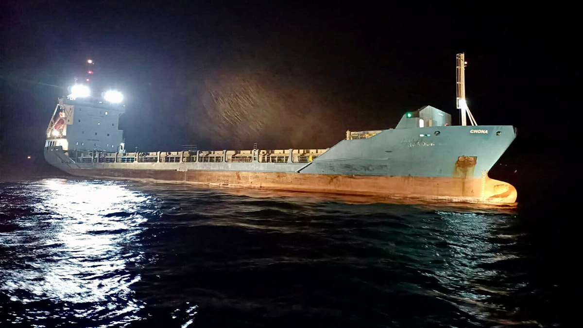 Kargo gemisi Çanakkale Boğazı'na demir attı