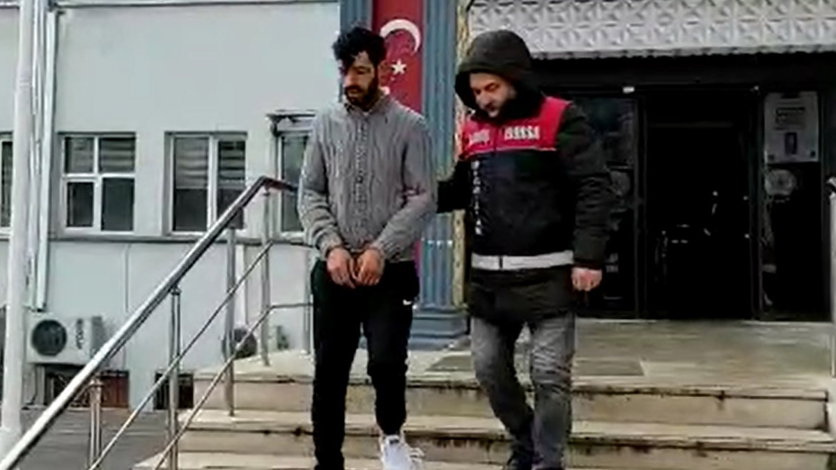 Camını kırdığı iş yerinin vitrininden 20 cep telefonunu çaldı