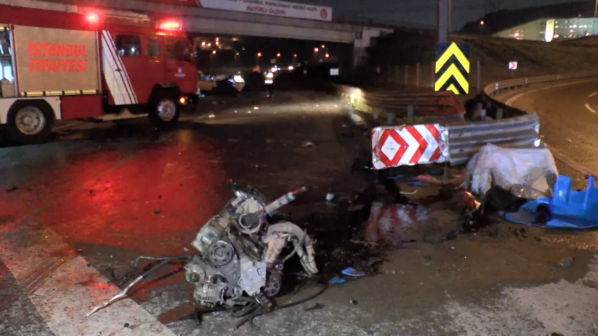 Çekmeköy'de otomobil bariyerlere çarptı; 3 yaralı