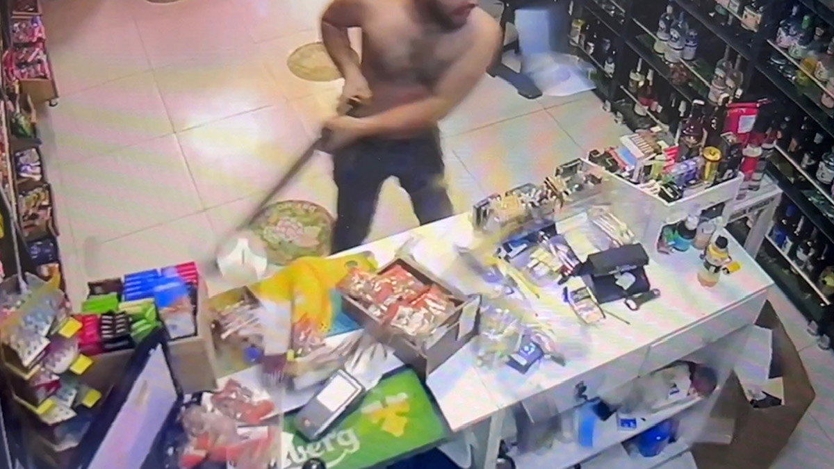 Çekmeköy'de pompalı tüfekle dehşeti yaşattılar; araçlarla sokağı savaş alanına çevirdiler. Silahlı saldırıyla ilgili 4 kişi gözaltına alınırken, o anlar güvenlik kamerasına yansıdı.