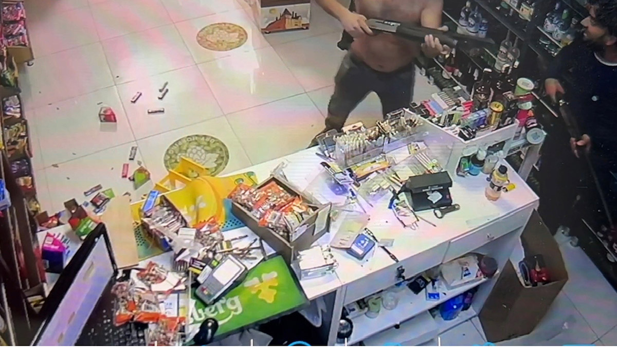 Çekmeköy'de pompalı tüfekle dehşeti yaşattılar; araçlarla sokağı savaş alanına çevirdiler. Silahlı saldırıyla ilgili 4 kişi gözaltına alınırken, o anlar güvenlik kamerasına yansıdı. 