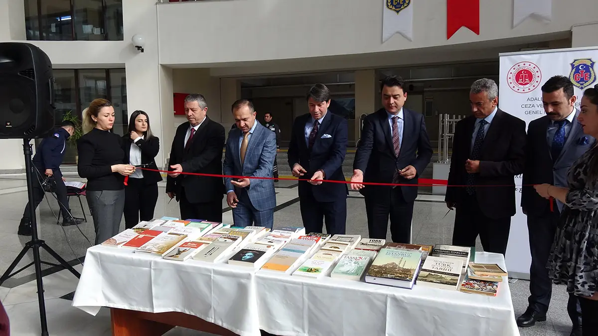'kitap i̇yileştirir' sloganıyla düzenlen kampanyayla ceza infaz kurumlarında kütüphane projesine bakırköy başsavcılığı 5 bin kitapla katıldı.