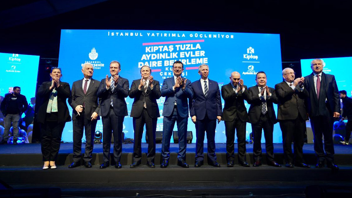 CHP'li büyükşehir belediye başkanları, İstanbul Büyükşehir Belediye Başkanı Ekrem İmamoğlu ile birlikte Tuzla Aydınlık Evler Sosyal Konut Projesi'nde daire belirleme kura çekimine katıldı.