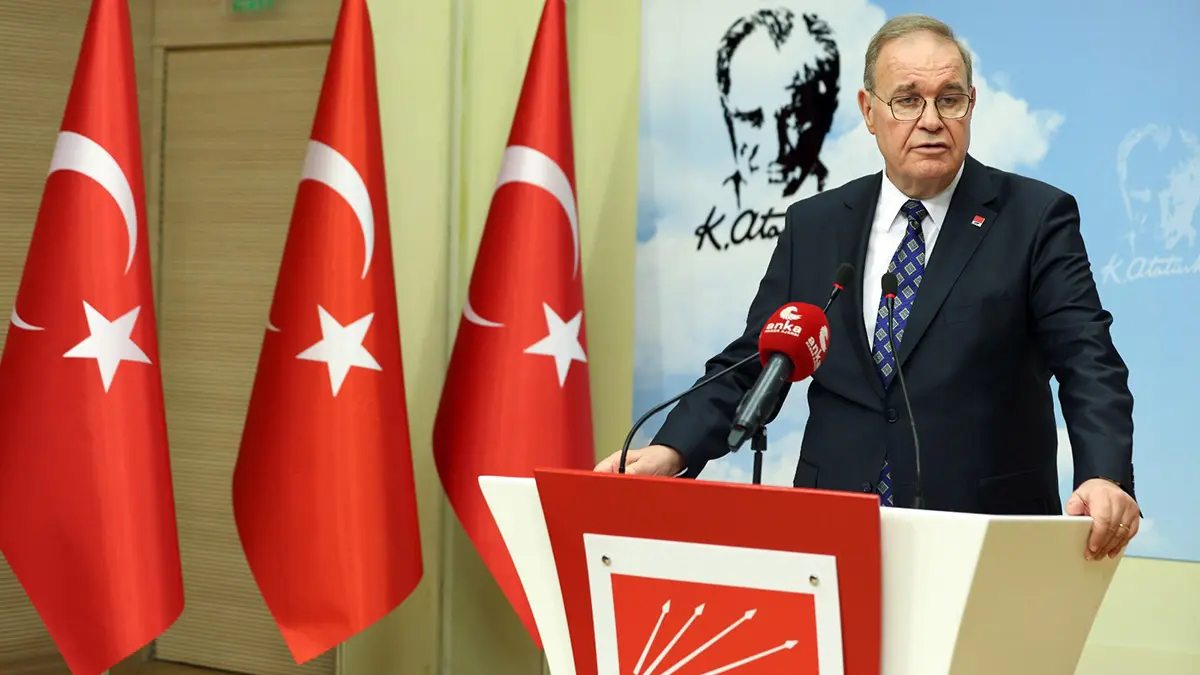 Chp genel başkan yardımcısı ve parti sözcüsü faik öztrak, "anlaşılan her türlü zorlamaya, meydan okumaya rağmen 6'lı masa'nın bu disiplinli çalışmalarının yürüyor olması hükümetin başını rahatsız ediyor.  'bizimkisi onlardan daha iyi. Bizim protokolümüz de hazır' söylemini tedavüle soktu. Ne diyelim; taklitler asıllarını yaşatır. 30 ocak'ı beklesinler, ülkemizi karanlıktan aydınlığa nasıl çıkaracağımızı görsünler" dedi.