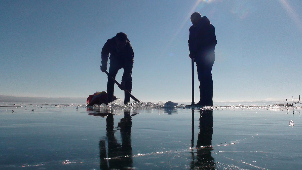 Eskimo usulü balık avı için ağlar suya atıldı
