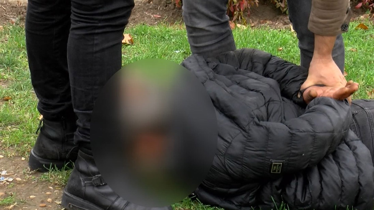 Taciz şüphelisinin yakalanıp darbedilmesi kameraya yansıdı