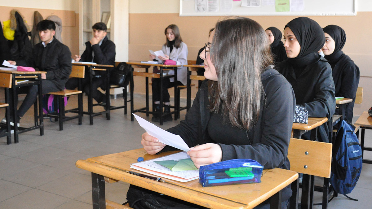 Gümüşhane'nin Köse ilçesindeki Selçuklular İlkokulu'nun Müdürü Habip Şen, 2014 yılında 3'üncü sınıf öğrencilerine yazdırdığı Cumhuriyetin 100'üncü yılı mektuplarını 8 yıl sonra açtırdı.