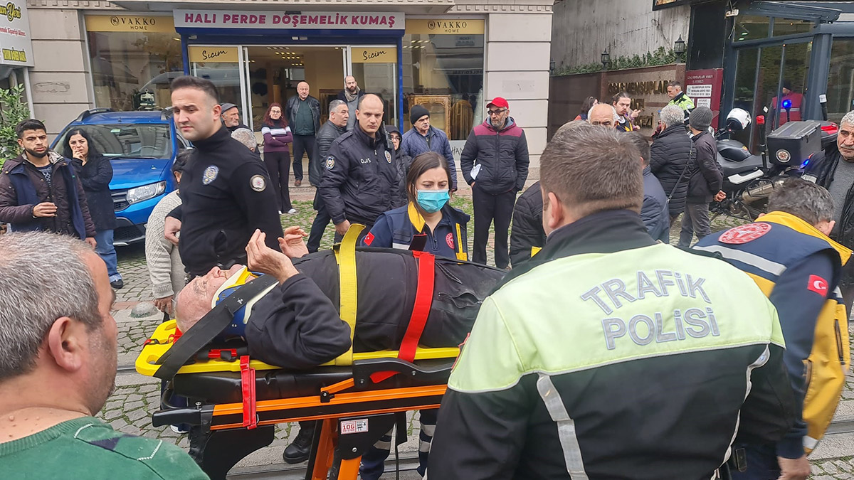 Dengesini kaybedip tramvaya çarptı