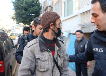 Barındığı depoda mahsur kaldı, itfaiye kurtardı
