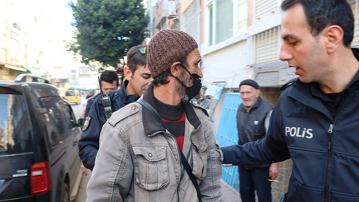 Barındığı depoda mahsur kaldı, itfaiye kurtardı