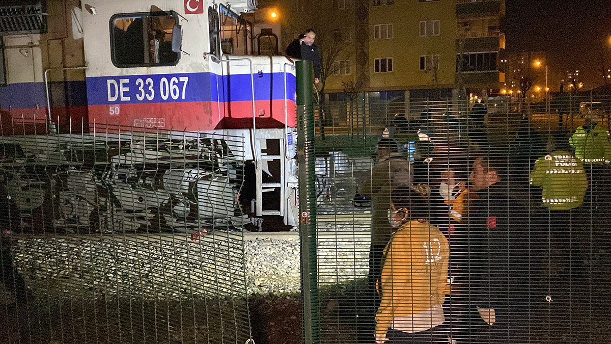 Diyarbakır'da hemzemin geçitte trenin altında can verdi