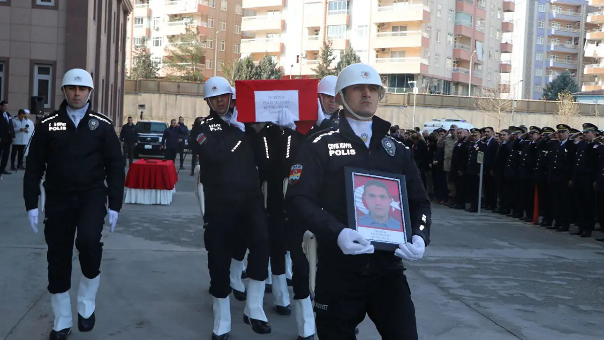 Diyarbakirda kazada hayatini kaybeden polis memuru torenle memleketine ugurlandi 9271 dhaphoto15 - öne çıkan - haberton