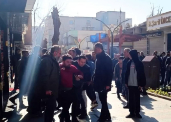 Sopa ve bıçakların kullanıldığı kavgada 4 kişi yaralandı