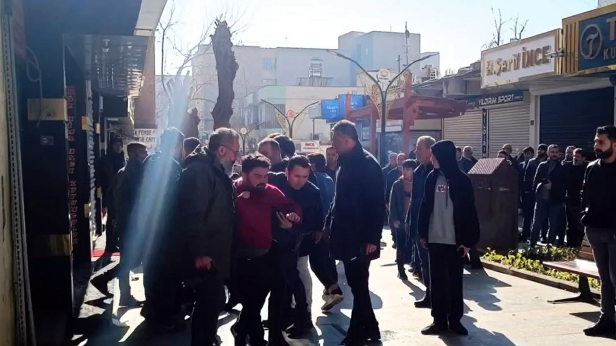 Sopa ve bıçakların kullanıldığı kavgada 4 kişi yaralandı