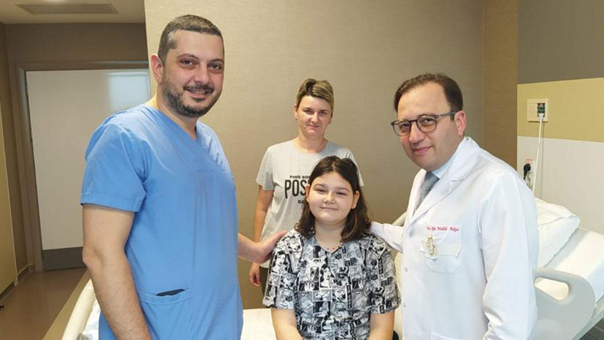 Doğuştan idrar kaçırma sorunu olan 12 yaşındaki Lana, Türkiye’de sağlığına kavuştu. Lana, artık ailesine bağlı kalmadan idrarını yapabilecek ve okula gidebilecek.