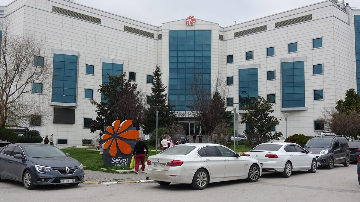 Balıkesir Üniversitesi Tıp Fakültesi Hastanesi'nde, doktorlar arasında çıkan kavgada darbedilen anestezi asistanı Muhammed Ali Ertan, ameliyattan çıkan hastanın çabuk uyandırılması için kendisine baskı yaptığını ileri sürdüğü Dr. İsmail Şayan ile tartıştıklarını söyledi.